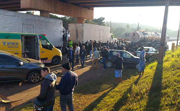 Três pessoas ficam feridas em grave acidente envolvendo pelo menos 9 veículos na BR-381