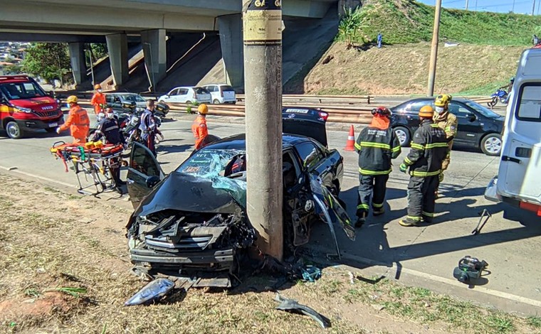 Motorista fica preso às ferragens após bater em poste na Via Expressa de Belo Horizonte