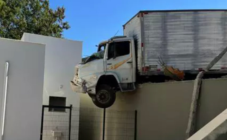 Motorista perde controle de caminhão e fica pendurado em muro de UBS em Betim