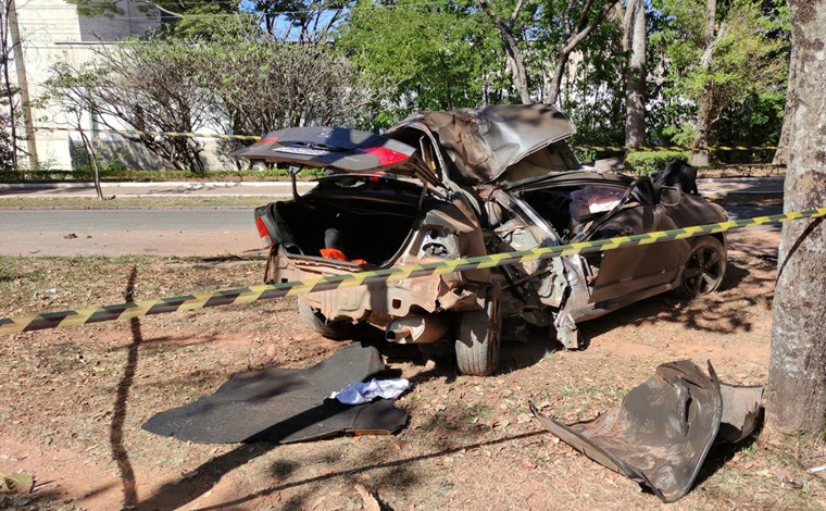 Motorista morre após invadir canteiro e bater em árvore na Região Leste de Belo Horizonte