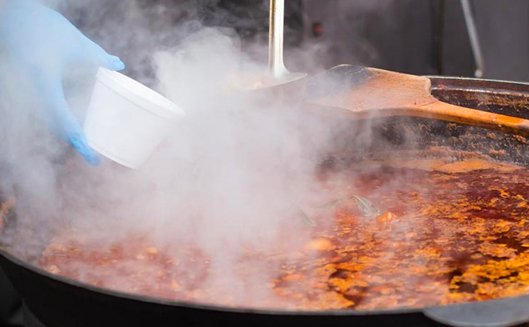 Chef de cozinha morre após cair em caldeirão de sopa enquanto preparava jantar para casamento