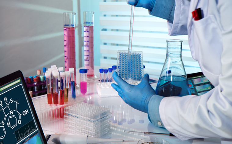 Foto: ReproduÃ§Ã£o - O profissional deverÃ¡ auxiliar nas anÃ¡lises fÃ­sicas e quÃ­micas em produtos, matÃ©rias-primas e amostras de controle do laboratÃ³rio. Como prÃ©-requisito a empresa pede que o aluno esteja Cursando TÃ©cnico em QuÃ­mica a partir do 3Âº mÃ³dulo  
