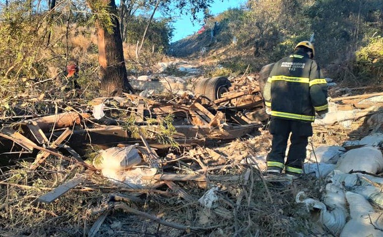 Duas pessoas morrem após caminhão perder freio e cair em ribanceira no Norte de Minas