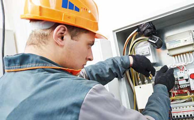 Foto: ReproduÃ§Ã£o - Como prÃ©-requisito, a empresa pede experiÃªncia mÃ­nima de 6 meses e Curso Profissionalizante em ElÃ©trica. O profissional deverÃ¡ atuar como eletricista montador de painÃ©is elÃ©tricos, estruturas metÃ¡licas e montagem em geral