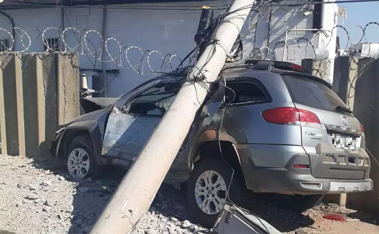 Homem morre e outro fica ferido após carro bater em poste na BR-040