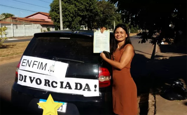 Enfim divorciada: Mulher coloca faixa no carro para comemorar separação e viraliza nas redes sociais