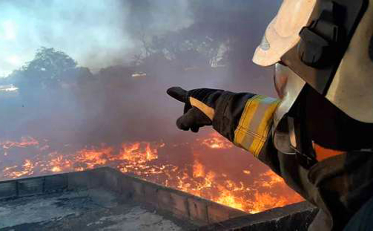 Incêndio de grandes proporções destrói fábrica de reciclagem em Sete Lagoas