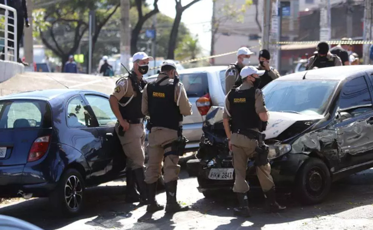 Jovem rouba carro, atropela duas mulheres, deixa militar ferido e causa acidente em BH