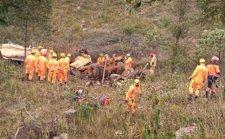 Motorista morre após caminhão-pipa despencar de ribanceira dentro de condomínio em Nova Lima