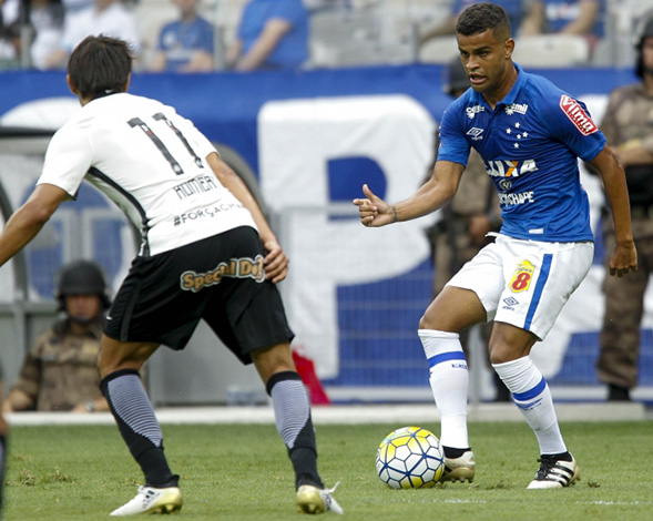 Raposa encerra o ano com vitória de virada sobre o Corinthians