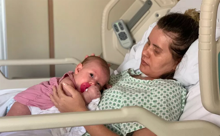 Mãe conhece filha após ficar dois meses internada em UTI Covid com pulmão artificial