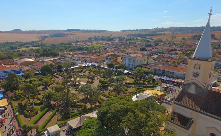 Menina de 2 anos morre atropelada por trator dirigido pelo pai no interior de Minas