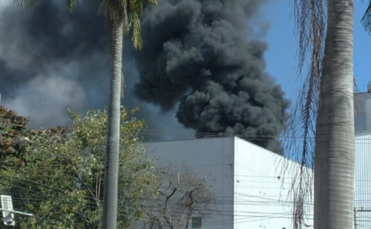 Incêndio atinge torre de resfriamento da fábrica da Itambé em Sete Lagoas