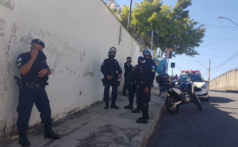 Foto: ReproduÃ§Ã£o/TV Globo - De acordo com a PM, as vÃ­timas aguardavam a unidade abrir quando foram surpreendidas pela dupla, que chegou a pÃ©. ApÃ³s anunciarem o assalto e fugiram, levando celulares, dinheiro e outros pertences