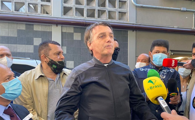 Bolsonaro tem alta e diz que vai se reunir com ministro da Saúde nesta segunda (19)