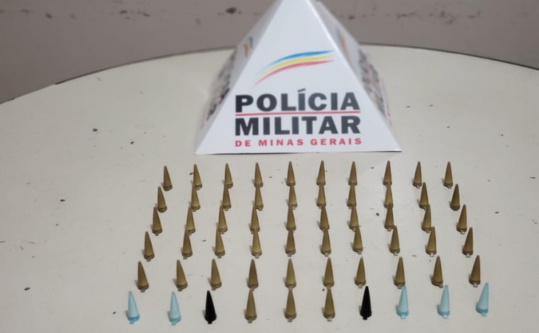 Foto: DivulgaÃ§Ã£o/PMMG - Os militares realizavam uma operaÃ§Ã£o na regiÃ£o, quando avistaram dois indivÃ­duos, aparentemente menores de idade, em atitude suspeita. Quando eles perceberam a presenÃ§a policial, um deles dispensou duas sacolas em um lote vago