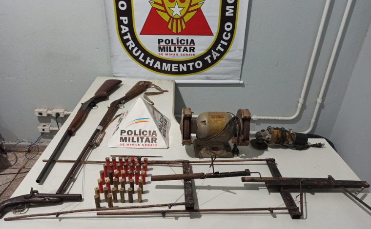 Foto: DivulgaÃ§Ã£o/PMMG - Os militares tambÃ©m realizaram buscas no veÃ­culo do autor e encontraram uma espingarda calibre 28, uma espingarda do tipo poveira e uma arma de fogo do tipo garrucha, alÃ©m de diversos materiais para fabricaÃ§Ã£o das armas e muniÃ§Ãµes