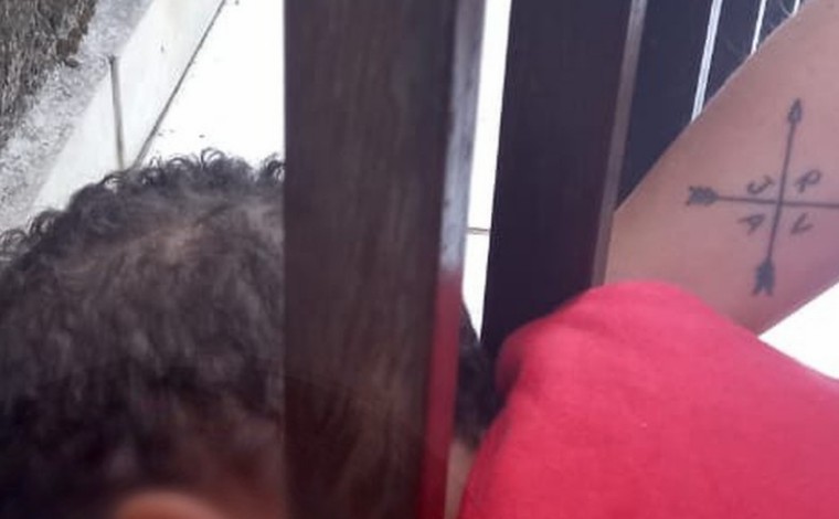 Bombeiros resgatam criança de 2 anos que prendeu cabeça em portão, na Região Central de Minas