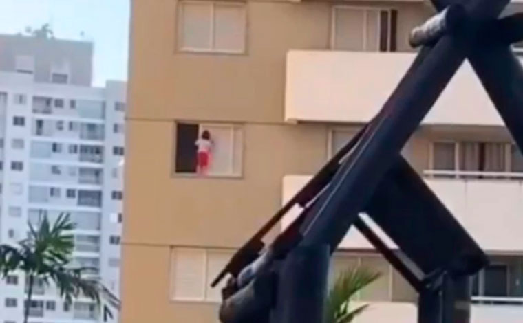 Vídeo mostra criança andando em parapeito de janela em prédio de Goiânia; veja