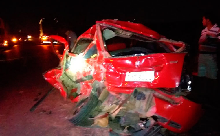 Doze pessoas ficam feridas em acidente envolvendo dois carros e um caminhão na BR-365, em Pirapora