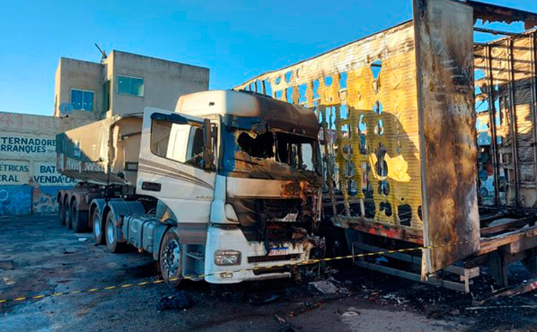 Caminhão pega fogo em posto de combustível e motorista morre carbonizado em BH