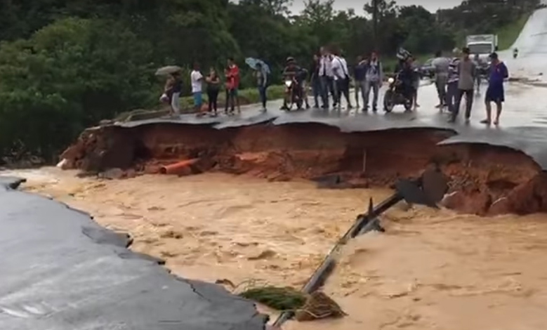 Cratera interdita principal via do Bairro Porto Seguro, em Ribeirão das Neves