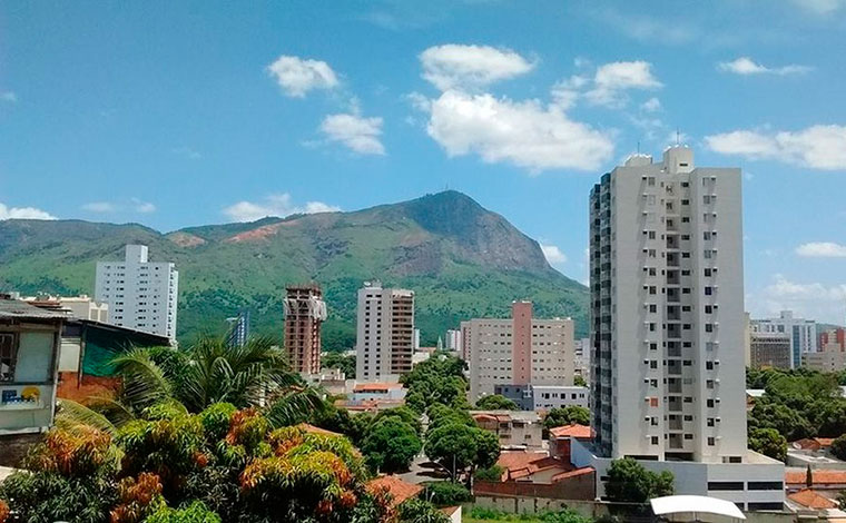 Adolescente é morta com requintes de crueldade e tem corpo enterrado em quintal de casa abandonada