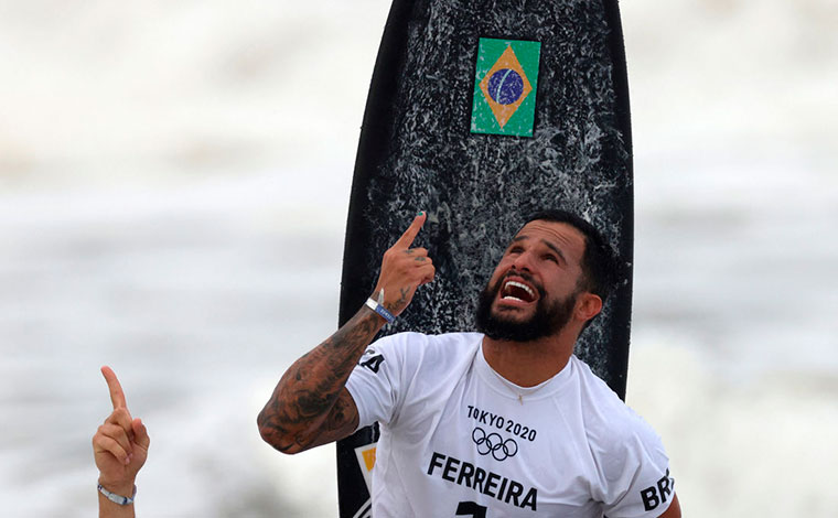 Ítalo Ferreira da show de manobras no surfe e conquista 1º ouro para o Brasil na Olimpíada de Tóquio