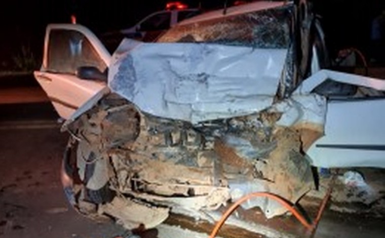 Foto: DivulgaÃ§Ã£o/PM - De acordo com a PolÃ­cia Militar RodoviÃ¡ria, o motorista da carreta relatou aos agentes que o condutor da Strada fez uma manobra irregular para fazer um retorno na pista e invadiu a contramÃ£o