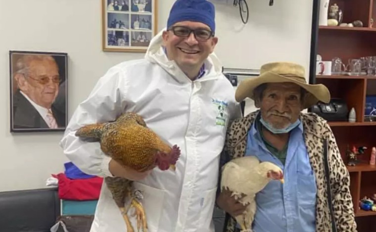 Idoso presenteia médico com galinhas em agradecimento por cirurgia e emociona profissional