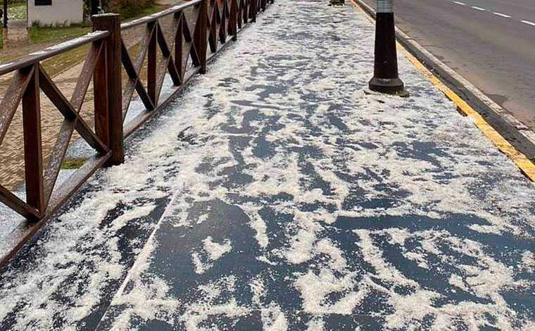 Atrás de neve, turistas arriscam viagem bate e volta a cidades da serra gaúcha