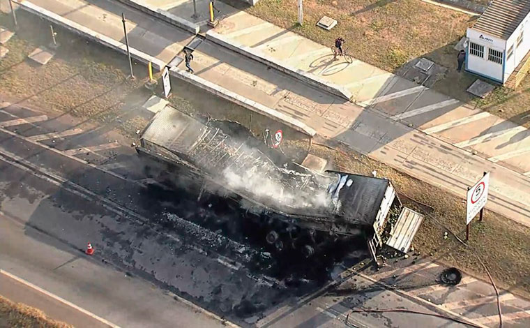 Carreta pega fogo e interdita parcialmente BR-040 em Ribeirão das Neves, no sentido Sete Lagoas