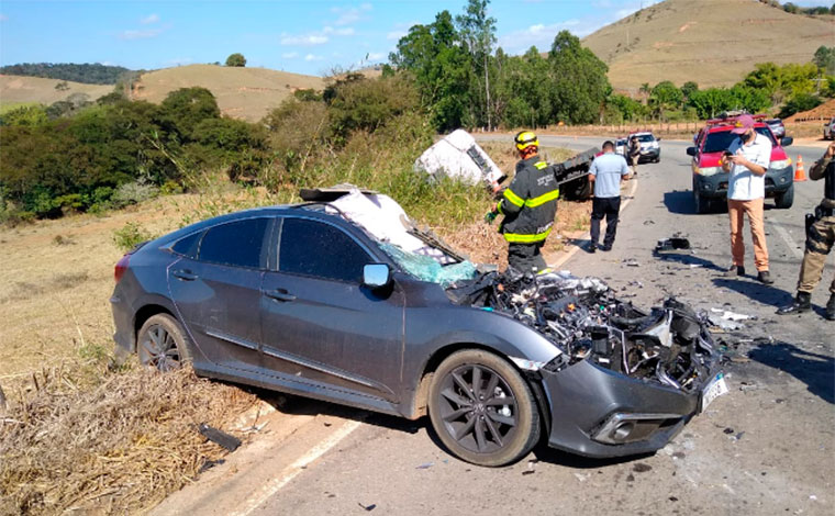 Uma pessoa morre e outra fica ferida após caminhão invadir contramão e bater em carro na MG-329