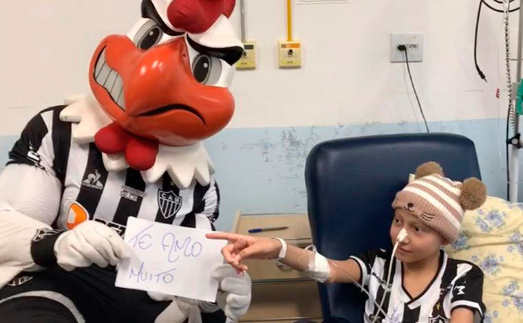 Galo Doido realiza sonho de torcedora que luta contra o câncer em hospital de Belo Horizonte