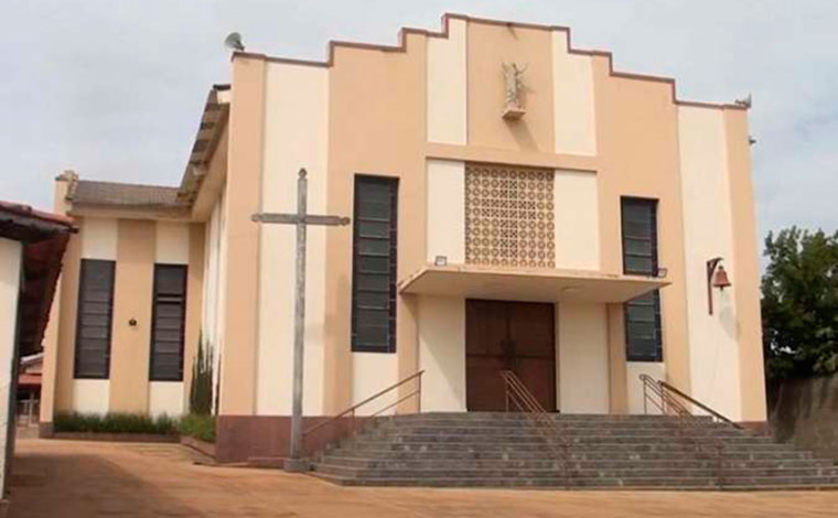 Ladrões roubam R$ 90 mil de igreja e fazem padre refém em Patos de Minas