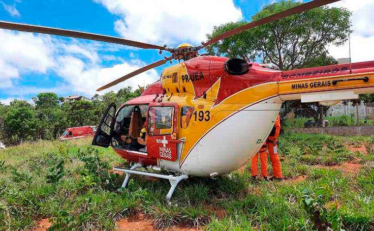 Mulheres ficam gravemente feridas após caminhonete capotar na MG-20, em Santa Luzia