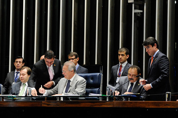 Em sessão solene, Senado promulga PEC do Teto dos Gastos