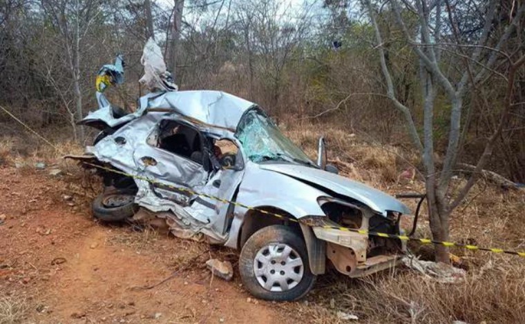 Homem morre após batida entre carro e caminhonete MG-122, no Norte de Minas