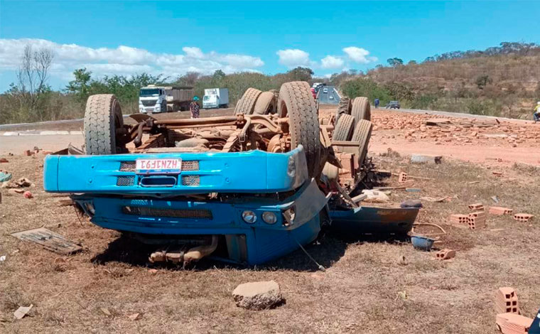 Três pessoas morrem após caminhão carregado com tijolos capotar na BR-135, no Norte de Minas