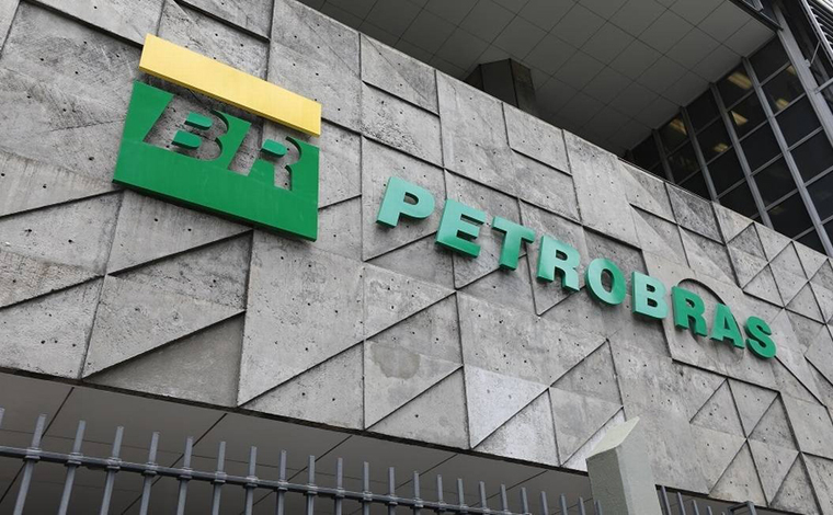 Petrobras aumenta preço da gasolina nas refinarias nesta quinta-feira (12); reajuste chega a 3,3%