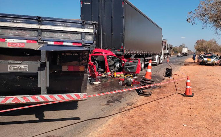 Criança de 10 anos morre após carro ficar prensado entre caminhão e carreta na BR-135, em Corinto