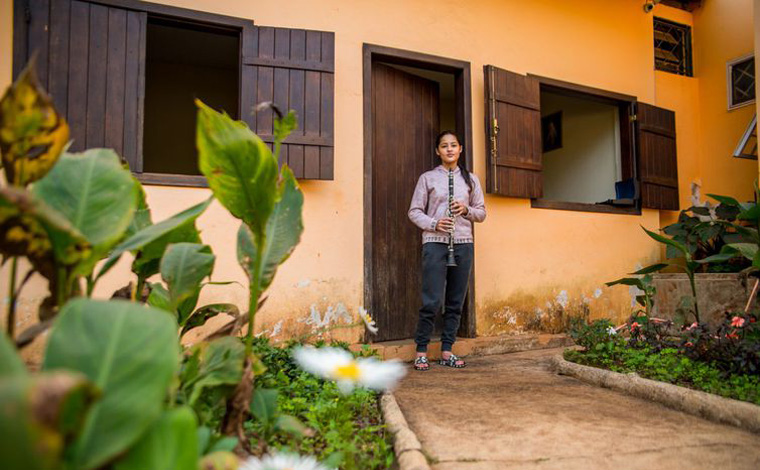 Crianças e adolescentes de Brumadinho abraçam música após desastre