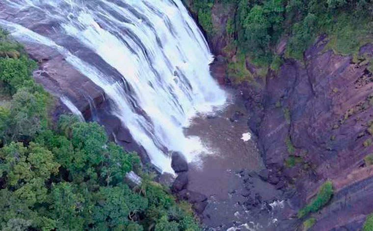 Dois homens e uma criança de 11 anos morrem após caírem de cachoeira no Sul de Minas