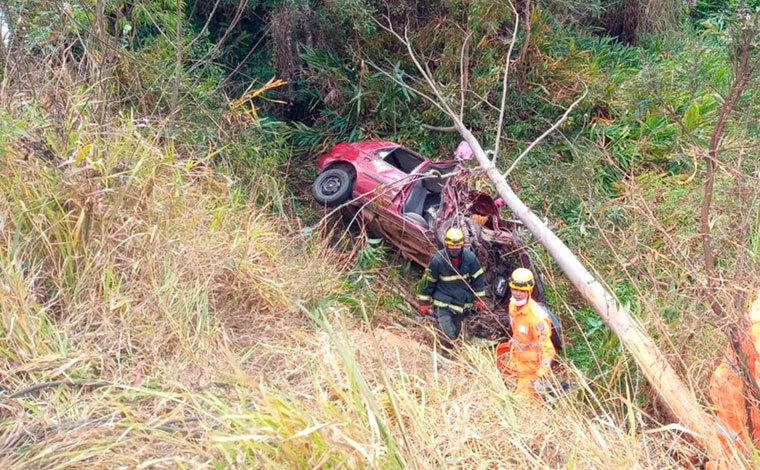 Filha morre e pais ficam feridos após carro bater em árvore e cair em ribanceira na BR-040