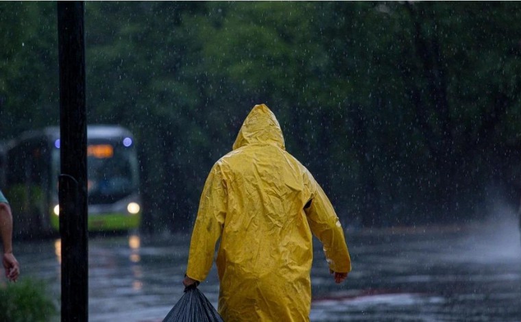 Belo Horizonte registra chuva com vento de 76 km/h após longo período de seca