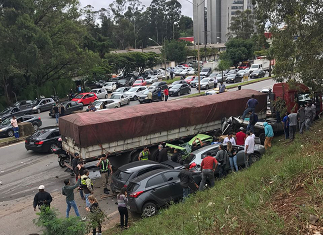 Carreta desgovernada se choca com 23 carros na BR 356