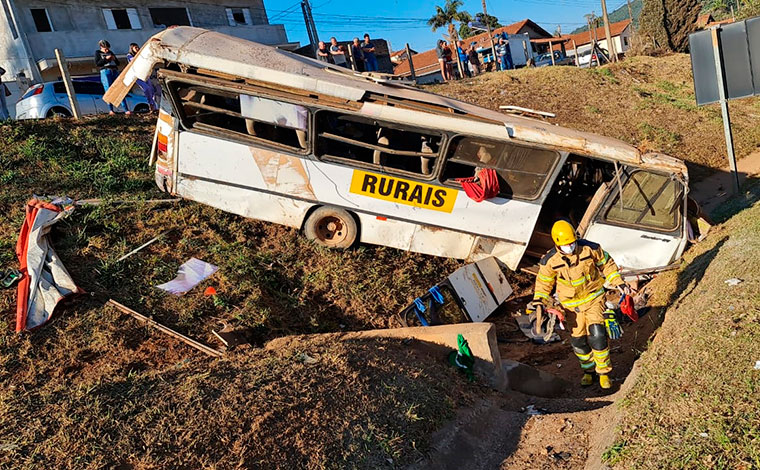 Trabalhadores rurais ficam feridos após ônibus perder freio e sair da pista no Sul de Minas