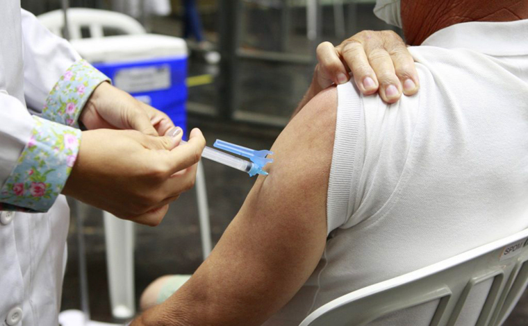 Idosos devem começar a receber terceira dose da vacina contra a Covid-19 em setembro