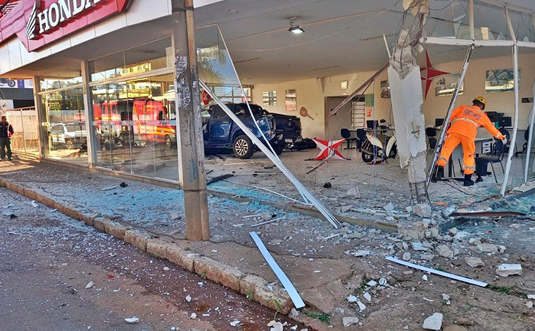 Foto: DivulgaÃ§Ã£o/CBMMG - Quando os militares chegaram ao local, o motorista era o Ãºnico dentro da caminhonete e apresentava diversos ferimentos, embora consciente. Os outros seis passageiros conseguiram deixar o veÃ­culo