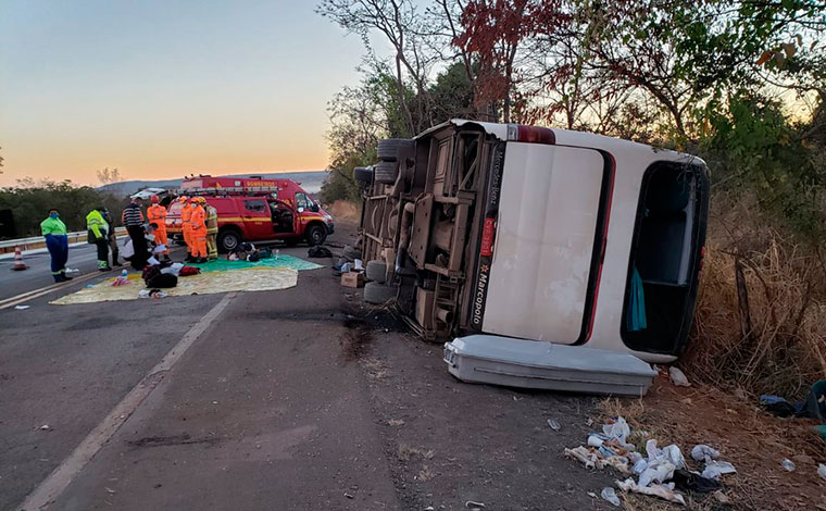 Ônibus capota e deixa mortos e feridos na BR-135 no Norte de Minas